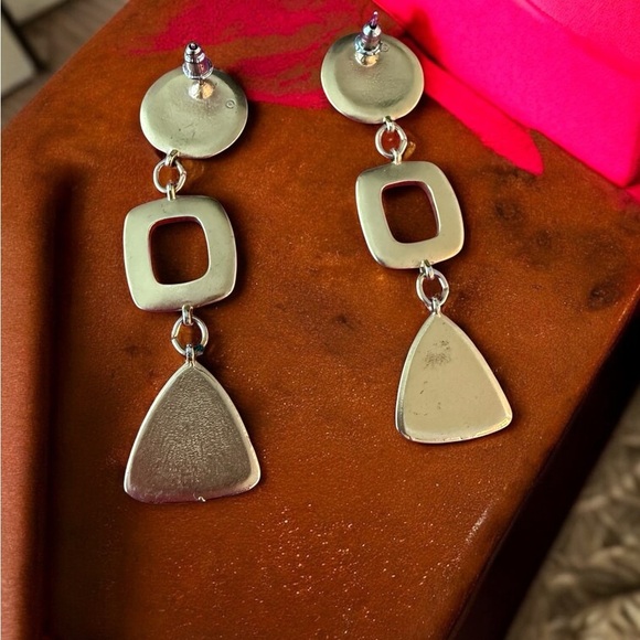 Elegant Gold Tone and Black Geometric Earrings - Picture 2 of 3